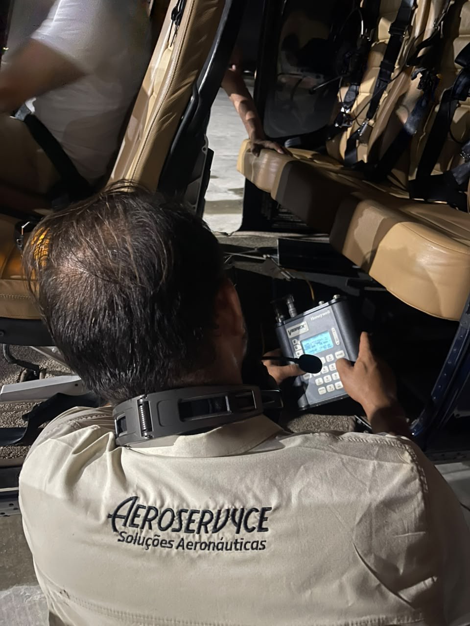 Mecânico Aeroservyce realizando balanceamento com analisador Vibrex